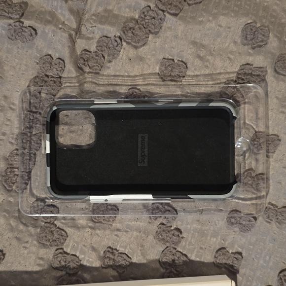 Supreme iPhone 11 Pro Case - Picture 4 of 9